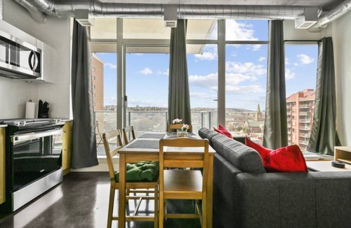 Connaught Apartment | Bright Studio | Mins to Saddledome | Skyline Views