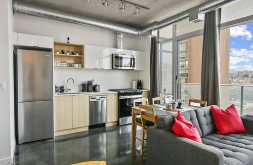 Connaught Apartment | Bright Studio | Mins to Saddledome | Skyline Views