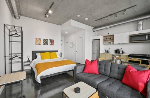 Connaught Apartment | Bright Studio | Mins to Saddledome | Skyline Views