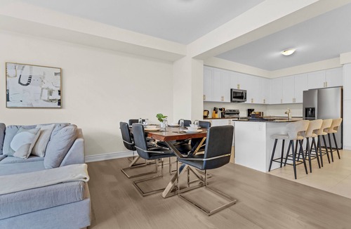 Oakville House | Bright & Stylish 5 BR Getaway in Oakville!