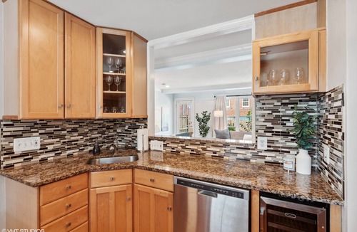 Del Ray House | Bright townhome in vibrant Del Rey 10mins to DC with firepit