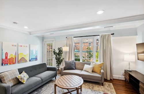 Del Ray House | Bright townhome in vibrant Del Rey 10mins to DC with firepit