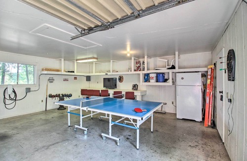 Pinetop Cottage | Bring a Pet: Pinetop Cabin w/Game Room!