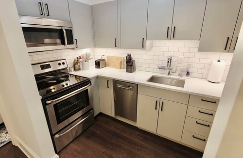 Logan Circle Apartment | Brownstone Logan 1 Bedroom - 1 mile to White House