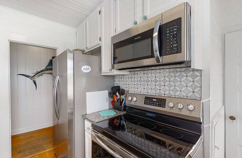 Atlantic Beach Cottage | Bullard Cottage: In the heart of Atlantic Beach w/ocean views