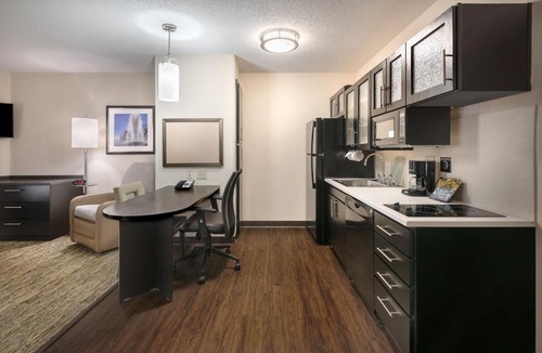 Dulles Town Center Hotel | Candlewood Suites Sterling by IHG