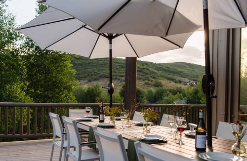 Deer Valley Cottage | Canopy by Avantstay 8 BR Cabin w/ Hot Tub, Movie Theatre & Sauna