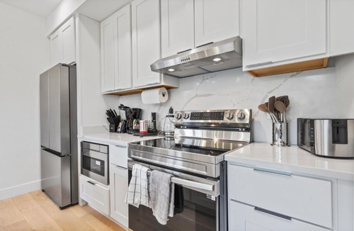 Southeast Apartment | Capital Hill 1 Charming Oasis in Downtown DC near Metro with Rooftop View and Free WIFI