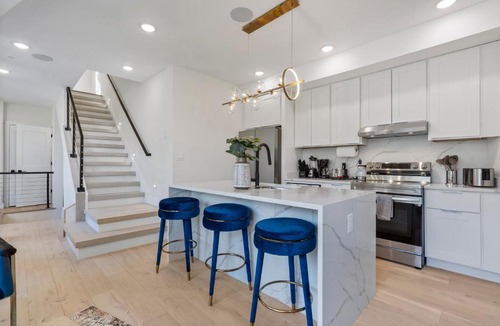 Southeast Apartment | Capital Hill 1 Charming Oasis in Downtown DC near Metro with Rooftop View and Free WIFI