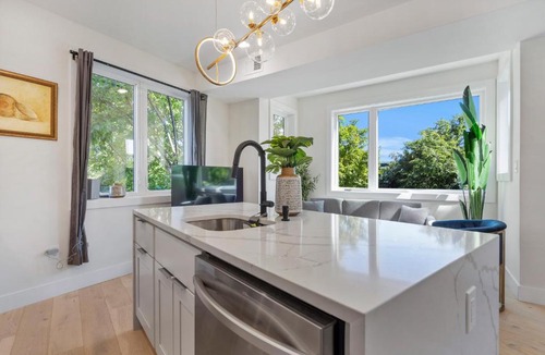 Southeast Apartment | Capital Hill 1 Charming Oasis in Downtown DC near Metro with Rooftop View and Free WIFI