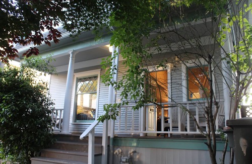 Broadway House | Capitol Hill-Walking Distance to Light Rail, Minutes to Downtown, Seattle Center