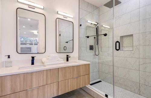 Petworth Apartment | Capitol View 3 DC Penthouse with Rooftop view Free parking and WiFi WIFI