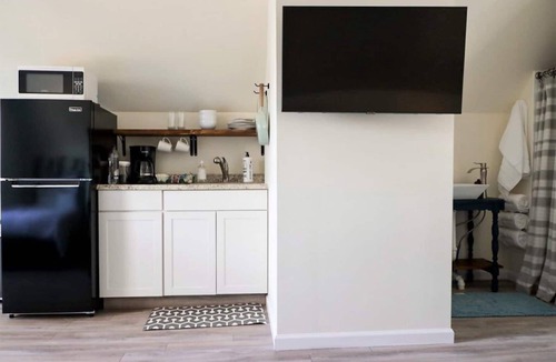 Italian Village Apartment | Carriage House | High St .2 mi | K9s Welcome
