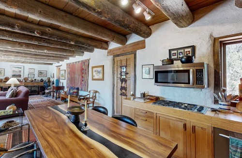 Canoncito House | Casa de las Piedras - Pueblo Style, Hike, Views