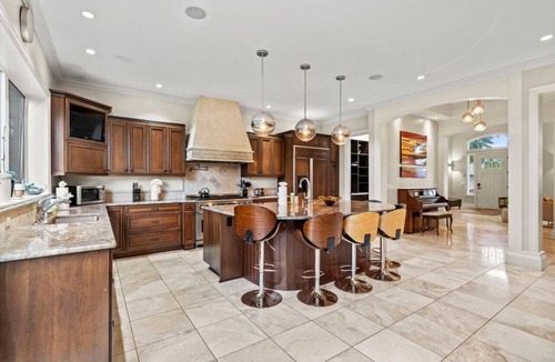 Bellevue House | Casa Woodridge: A Stylish Bellevue Retreat