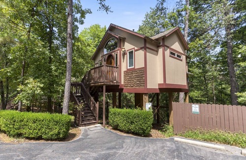 Eureka Springs Cottage | Cedar Manor Treehouse with Jacuzzi