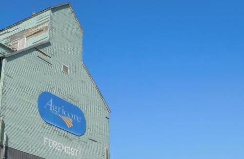Foremost Hotel | Cedar Villa Motel