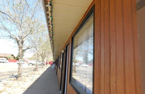 Foremost Hotel | Cedar Villa Motel