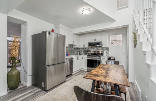 Hillhurst House | Central 3BR Home | Sleeps 8, 4 Beds + 2 Bathrooms