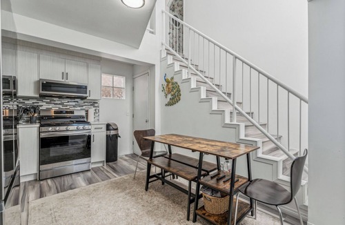 Hillhurst House | Central 3BR Home | Sleeps 8, 4 Beds + 2 Bathrooms