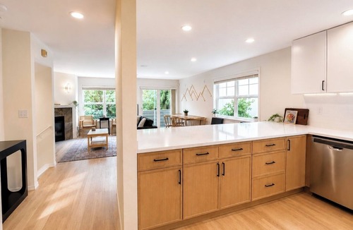 Old Ballard House | Central Ballard Townhome/Sleeps 8/Direct Bus Line to Stadium