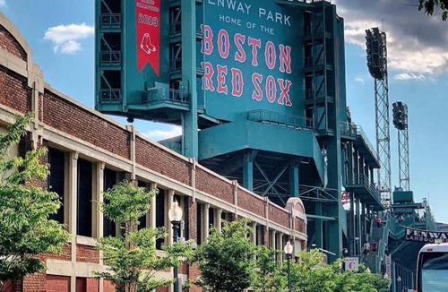 West Fens Apartment | Central Condo Fenway near RedSox Green Line w Gym