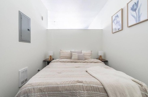 Mann Apartment | Central District Condo | Modern| Rooftop