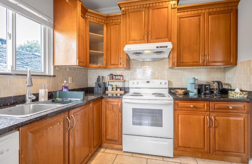 Renfrew-Collingwood Apartment | Central Spacious 3 Br Upstairs