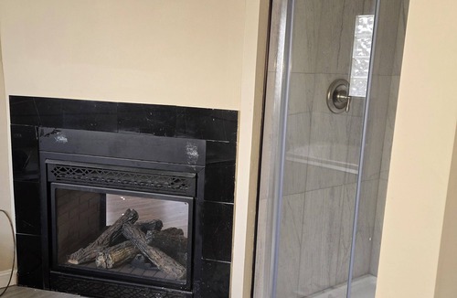 Friendly House | Centrally located charming 3-bedroom house with WiFi and AC in Fort Washington