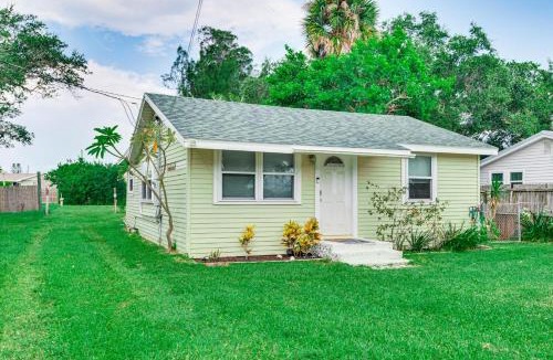 Merritt Island House | Centrally Located Merritt Island Cottage w/Deck!