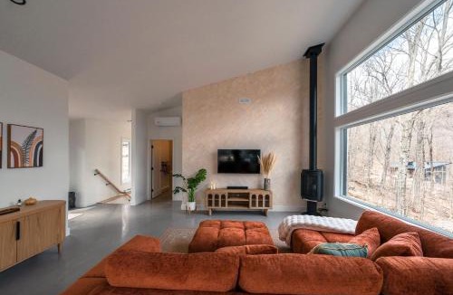 Lac Superieur Village Villa | Chalet Boreä - Private Spa, Sauna and Fireplace - 5 Min to Tremblant