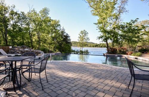 Lampe House | Chalets Resort Luxury Lakefront Villa Family Friendly 2 Pools Free Amenities