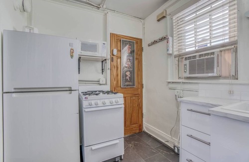Charles Village Apartment | Charles Village 1-BR, Walk to Johns Hopkins