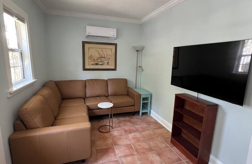 Kenwood Cottage | Charming 1-Bedroom Cottage in St. Petersburg in Historic District