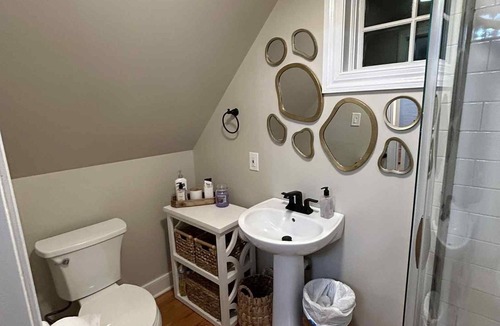 Warrenton Apartment | Charming 1-bedroom apartment in Old Town Warrenton, walkable to Main Street