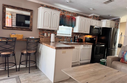 Bayshore Gardens Cottage | Charming 1-bedroom cottage in a rv resort community near IMG Academy