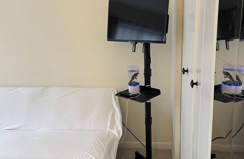 Mount Vernon House | Charming 1-bedroom for female Guest in lovely Alexandria