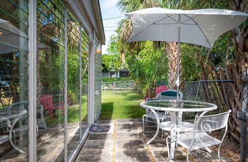 Rock Ridge Cottage | CHARMING 1957 FLORIDA COTTAGE 2 MILES TO PRISTINE BEACH. 1050 SF Entire Home