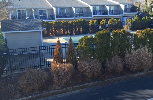Country Club Estates House | Charming 2-BD Townhome, POOL, SLEEPS 6 - short walk to town, beach & boardwalk