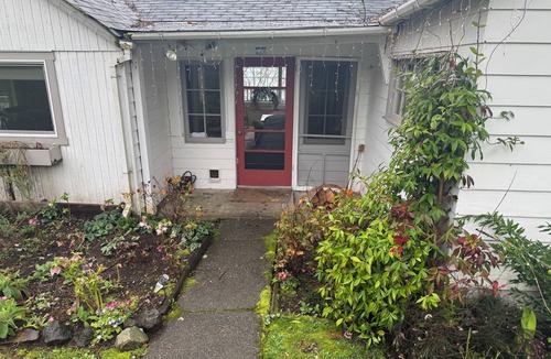 Bainbridge Island Cottage | Charming 2-bedroom cottage with WiFi, AC in awesome Bainbridge Island