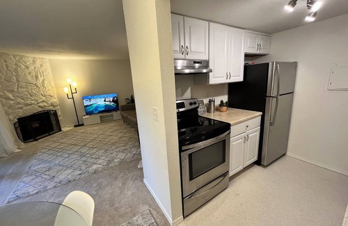 Inglewood-Finn Hill Condo | Charming 2-Bed Condo in Juanita: Enjoy Trails, Parks, and Beaches Nearby