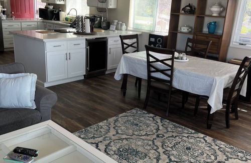 Clearlake Cottage | Charming 2-bedroom cottage with AC and WiFi in Clearlake ON THE LAKEFRONT