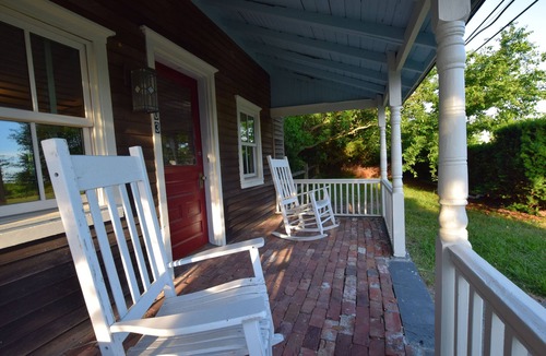 Lower Township Cottage | Charming 2-bedroom cottage + Beach service in fantastic Cape May