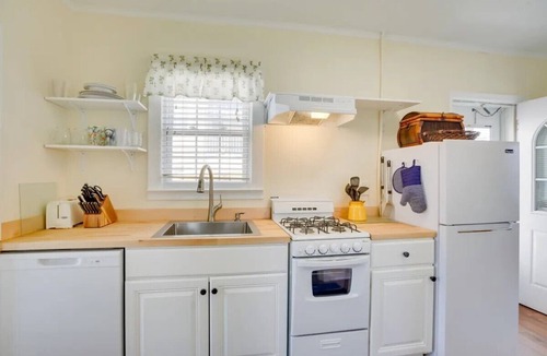 North Wildwood Cottage | Charming 2-bedroom cottage in heart of North Wildwood, NJ.