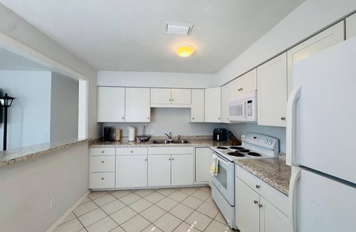 Southgate House | Charming 2-bedroom house with AC in sunny Sarasota closet to Siesta Key.3711