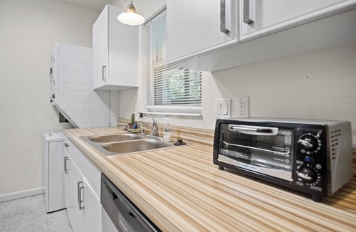 Bayou Oaks House | Charming 2-bedroom house w/Central AC, WiFi, Washer/Dryer in beautiful Sarasota