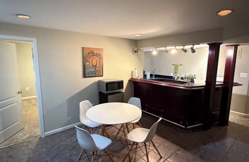 Vienna House | Charming 2-bedroom house with AC in lovely Reston