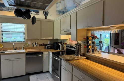 Bayou Oaks Villa | Charming 2-bedroom villa with AC and WiFi in Sarasota