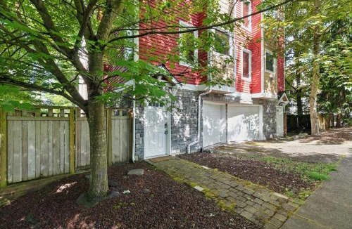 Green Lake Apartment | Charming 2BR Townhouse near Green Lake