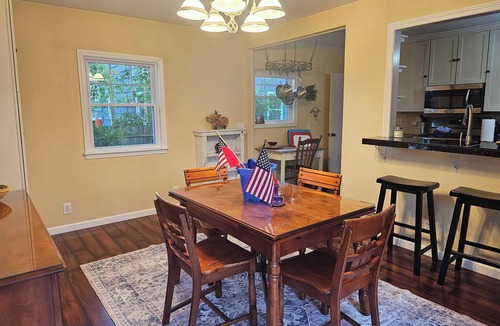 Lakeside Cottage | Charming 3-bedroom cottage in pleasant Norton Shores with WiFi, AC